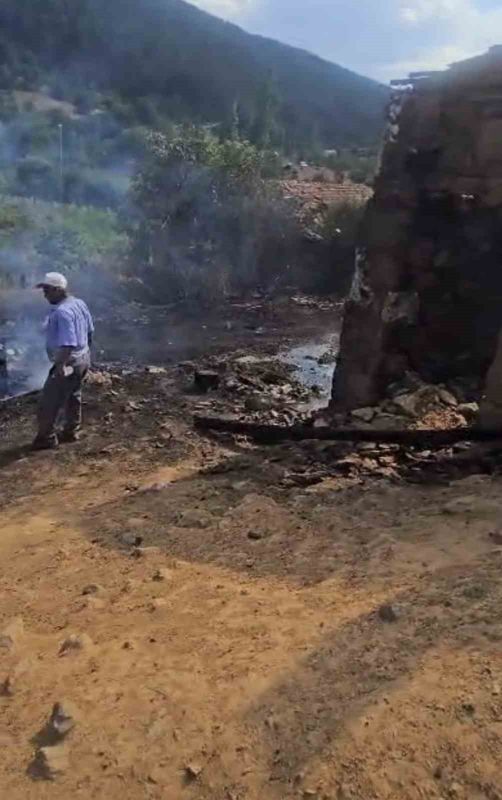Balıkesir’in Sındırgı ilçesinde tutuşan saman balyaları kısa sürede küle dönerken,