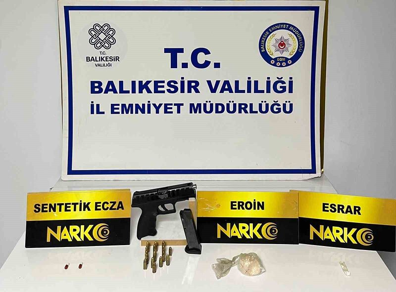 Balıkesir’in Ayvalık ilçesinde polis ekiplerinin düzenlediği operasyonda bir araçta uyuşturucu