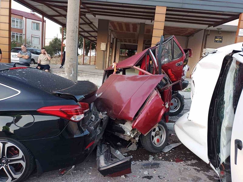 Balıkesir’de meydana gelen ve 4 aracın karıştığı zincirleme trafik kazasında