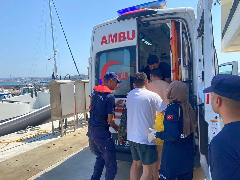 Balıkesir’in Ayvalık ilçesi açıklarında gezi teknesinde yaralanan bir kişi sahil