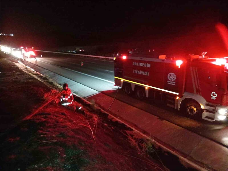 Balıkesir’den geçen İstanbul-İzmir otoyolunda meydana gelen yangınında tır kullanılamaz hale