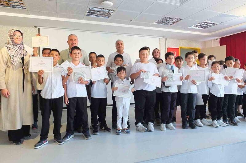 Burhaniye ilçesinde, İlim Yayma Cemiyeti Şubesinin düzenlediği Yaz Kur’an Kursu