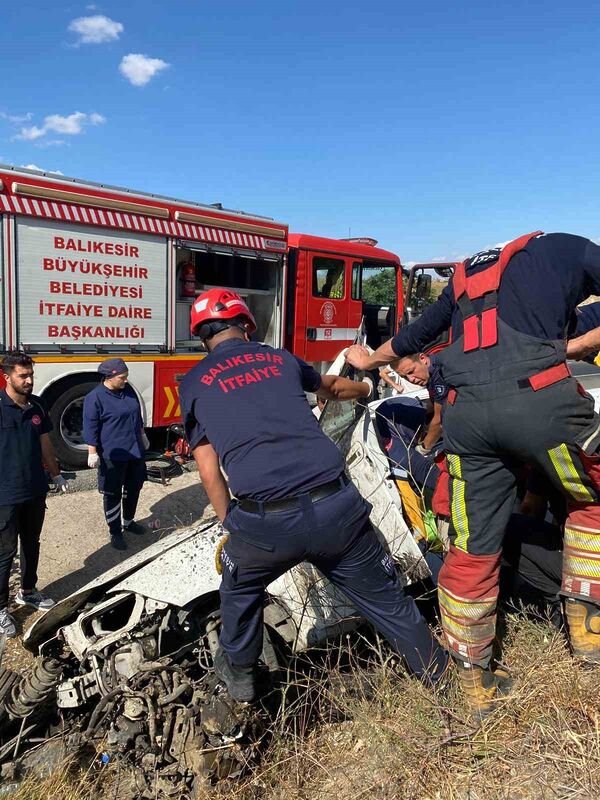 Balıkesir’de Edremit kara yolu Çağdaşkent mevkiinde meydana gelen trafik kazasında