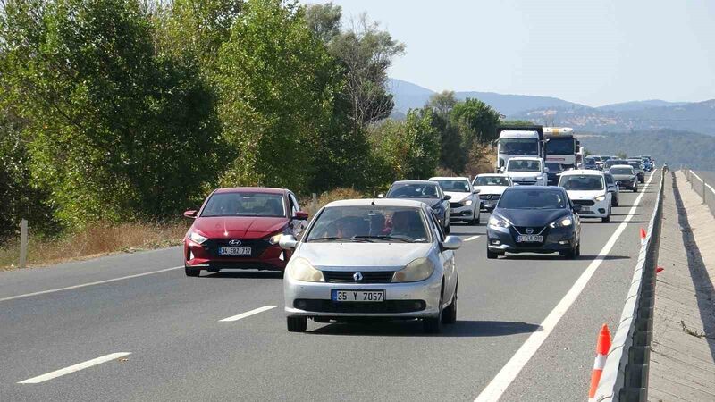 Yaz ayının son günü Edremit Körfezi’nden dönüşe geçen tatilciler, karayollarında