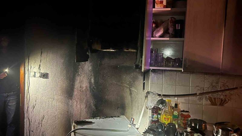 Balıkesir’in Gönen ilçesine bağlı Muratlar Mahallesi’nde meydana gelen ev yangını,