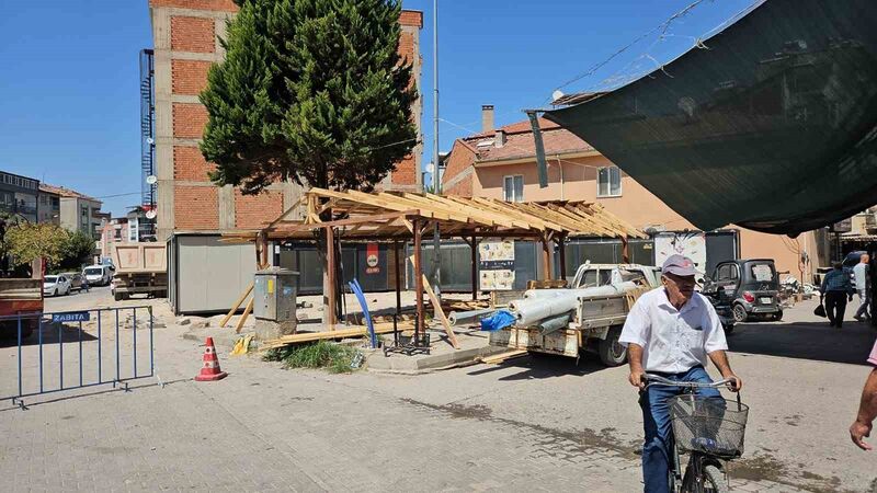 Balıkesir’in Sındırgı ilçesinde depremde iş yerleri hasar gören ve yıkılan