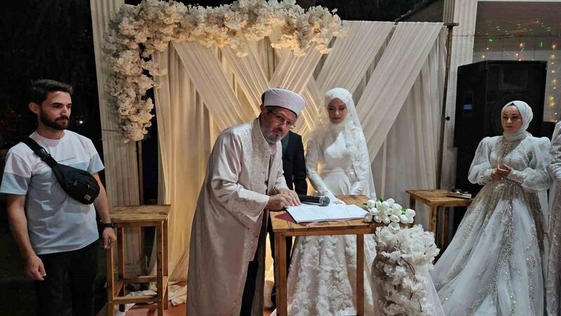 Balıkesir’de bir çiftin nikahlarını ilçe müftüsü kıydı. Çiftin ortak kararıyla