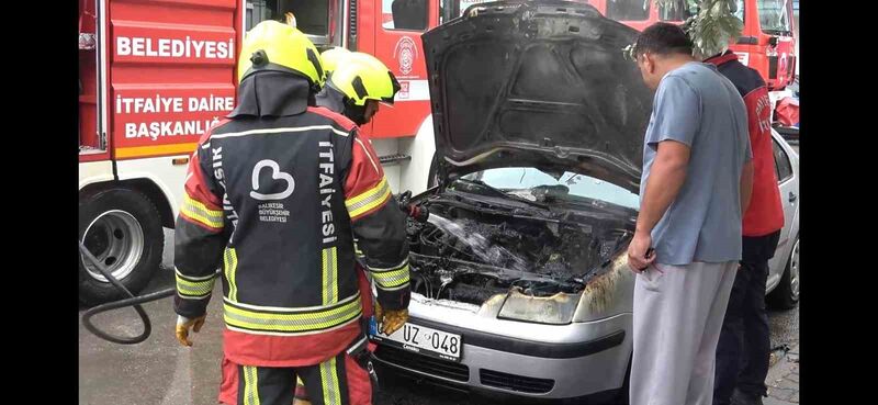 Balıkesir’in Karesi ilçesinde park halindeki bir otomobilde yangın çıktı. Olay,
