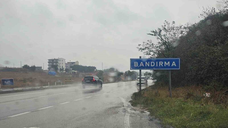 Balıkesir’in Bandırma ilçesinde yağışlı hava etkisini göstermeye başladı. Gece boyunca