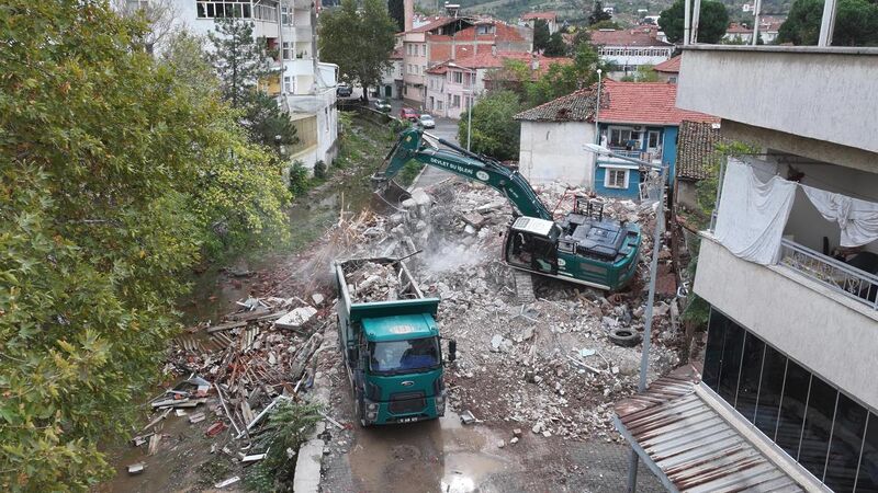 Sındırgı ilçesinde meydana gelen 6.1 büyüklüğündeki deprem, kentte büyük panik
