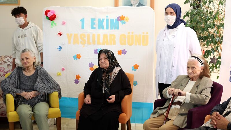 Bandırma On Yedi Eylül Üniversitesi, huzurevi sakinleriyle bir araya gelerek