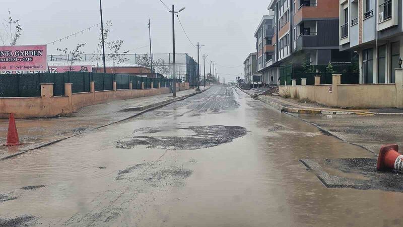 Meteoroloji Genel Müdürlüğü’nün günler öncesinden uyardığı yağış, Bandırma’da da sabah