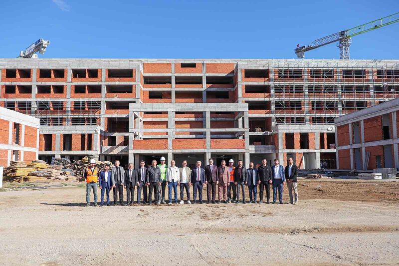 AK Parti Balıkesir Milletvekili Dr. Mustafa Canbey, inşaatı hızla devam