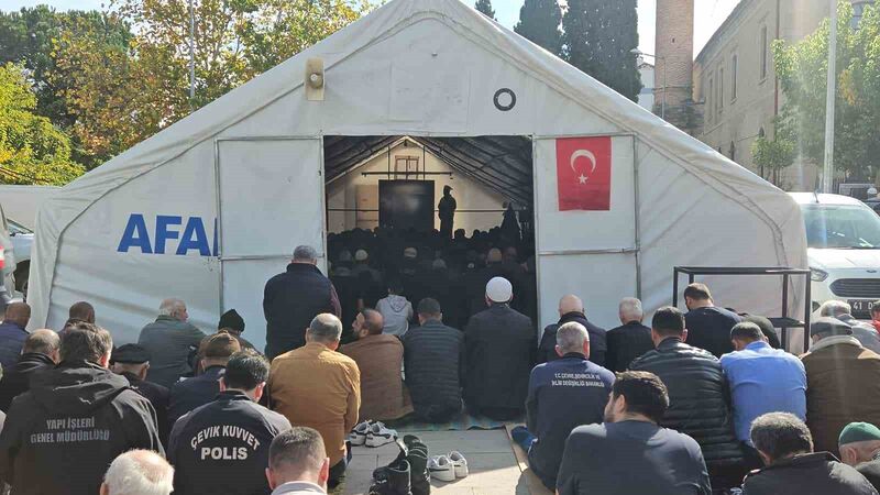 Balıkesir’in Sındırgı ilçesinde depremde bazı camilerin hasar görmesi nedeniyle cuma