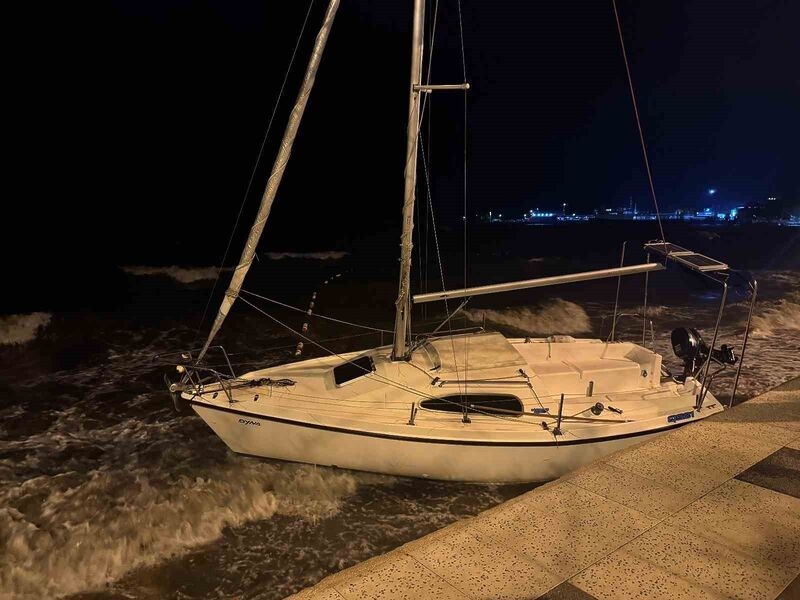 Balıkesir’in Erdek ilçesinde şiddetli lodos etkili oldu. Çok sayıda tekne