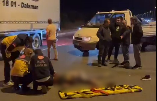 Balıkesir’in Edremit ilçesinde, karayolundan karşıya geçmeye çalışırken bir aracın çarptığı