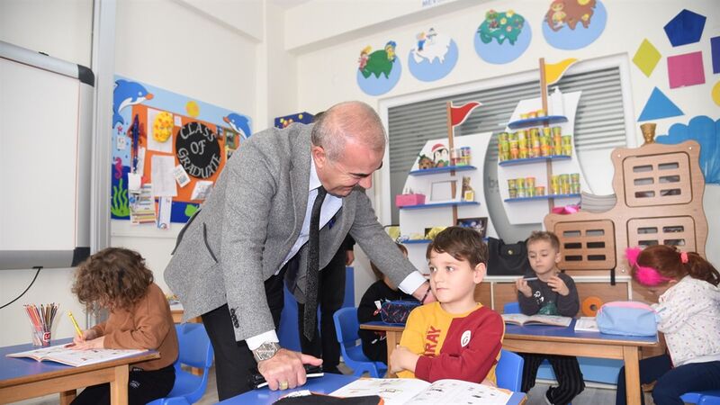 Balıkesir İl Millî Eğitim Müdürü Murat Demir, beraberinde İl Millî