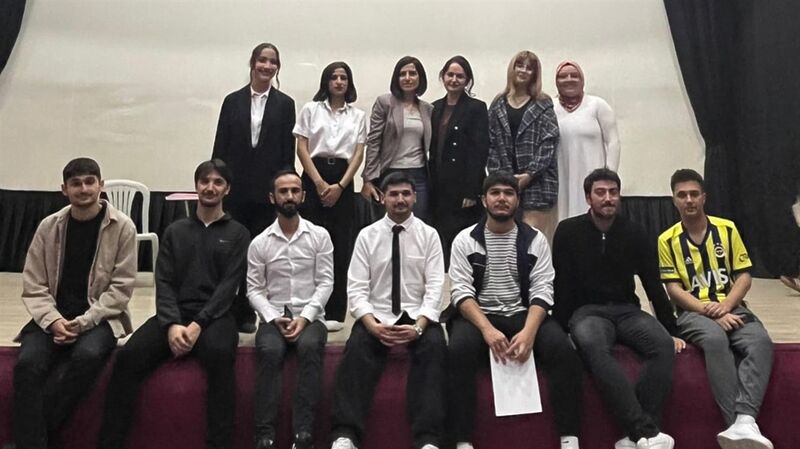 Bandırma Onyedi Eylül Üniversitesi öğrencilerinin oluşturduğu Üçüncü Yeniciler Tiyatro Ekibi,