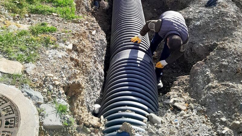 Edremit Belediyesi Fen İşleri Müdürlüğü ekipleri, Narlı Mahallesi’nde yağmursuyu hattı