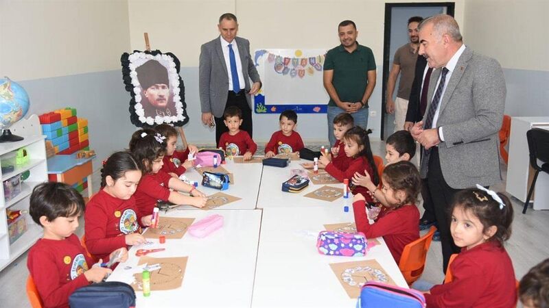 Balıkesir İl Millî Eğitim Müdürü Murat Demir, beraberindeki heyetle birlikte