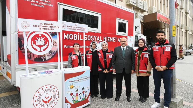 Balıkesir Valisi İsmail Ustaoğlu, valilik binası önünde konuşlandırılan Türk Kızılayı