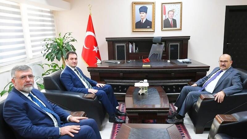 Balıkesir Valisi İsmail Ustaoğlu, Kepsut Kaymakamlığı’nı ziyaret ederek görevine kısa