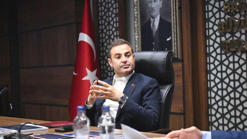 Balıkesir Büyükşehir Belediye Başkanı Ahmet Akın, Zağnos Paşa Camii önünde