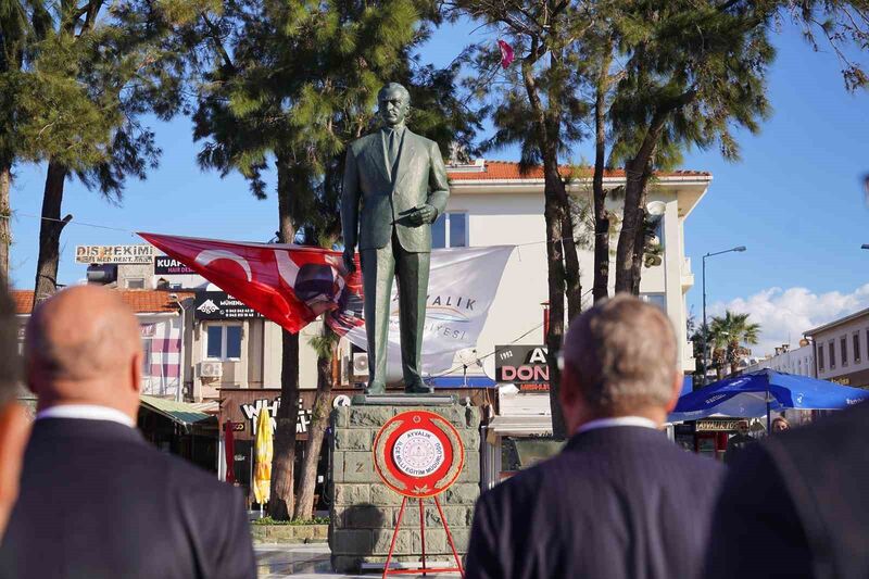 Balıkesir’in Ayvalık ilçesinde, Öğretmenler Günü kutlandı. Öğretmen Günü nedeniyle saat