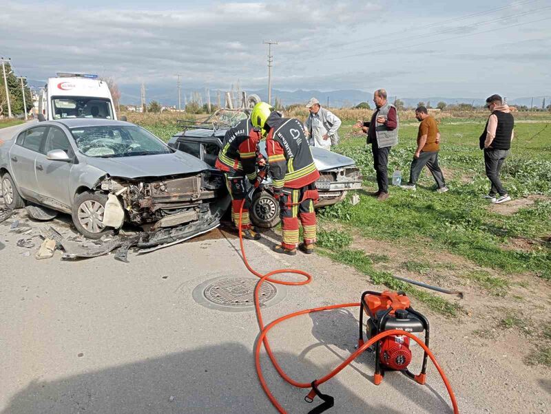 Balıkesir’in Burhaniye ilçesinde meydana gelen trafik kazasında, iki otomobil kafa