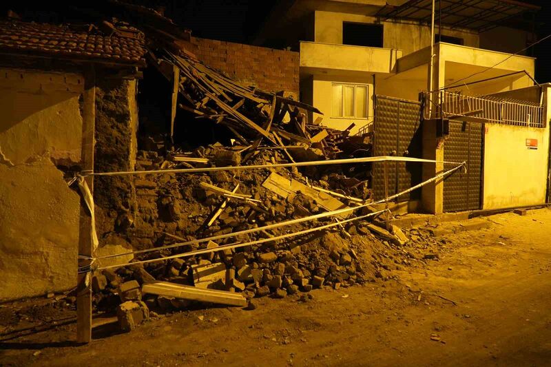 Balıkesir’in Edremit ilçesi Darsofa Mahallesi’nde bulunan metruk bir bina çöktü.