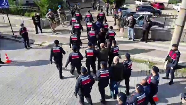 Balıkesir’in Dursunbey ilçesinde, kendilerine ait iş yerlerini paravan olarak kullanıp