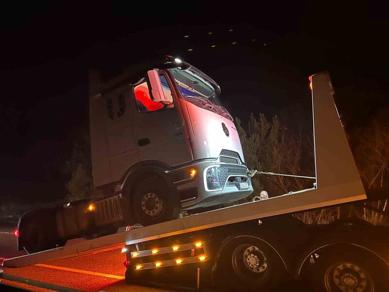 Balıkesir’de bir tırın direksiyonunun kilitlenmesi sonucu kara yolunda uzun süre