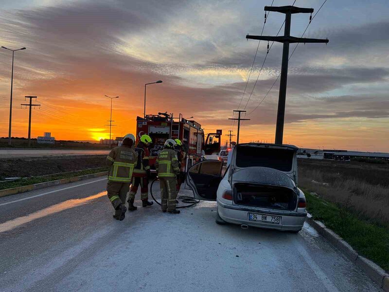 Balıkesir’in Bandırma ilçesinde seyir halindeki araç alevlere teslim oldu. Olay,