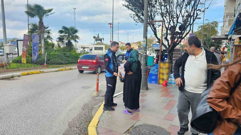 Bandırma’da zabıta ekipleri, vatandaşların duygularını istismar ederek dilenen bir kadını
