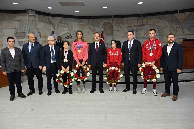 Büyükşehir Belediye Başkanı Ahmet Akın, çeşitli branşlarda derece alarak Balıkesir’in