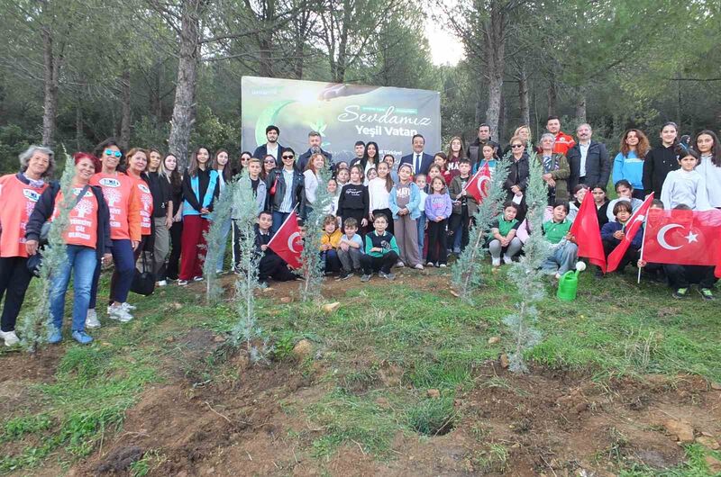 Burhaniye ilçesinde, Orman İşletme Şefliğinin öncülüğünde düzenlenen ağaç dikme etkinliğinde