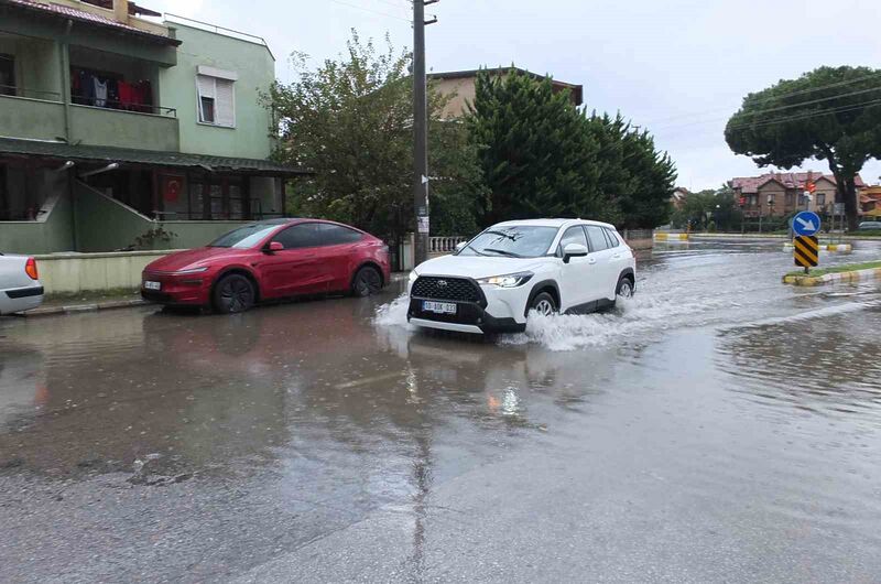 Balıkesir’in Burhaniye ilçesinde, gece saatlerinde başlayan sağanak yağış sokakları göle