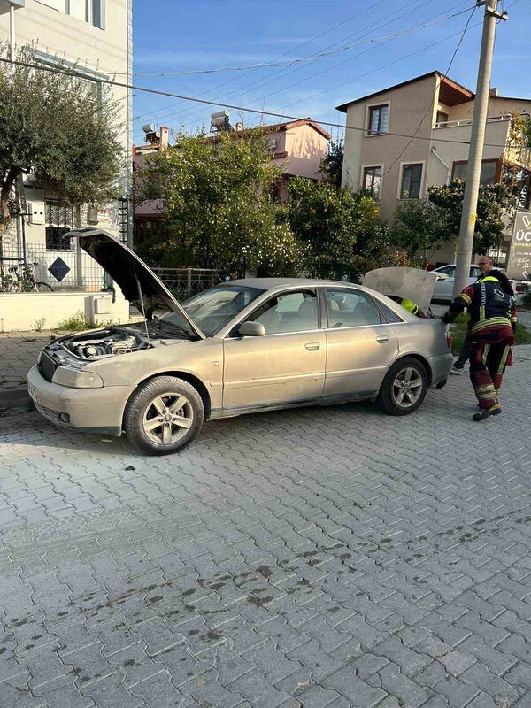 Burhaniye’nin Ören Mahallesi’nde seyir halindeki bir otomobilde motor yangını çıktı.