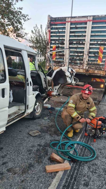 Balıkesir’in Edremit ilçesi E87 kara yolu Akçay trafik ışıkları mevkiinde