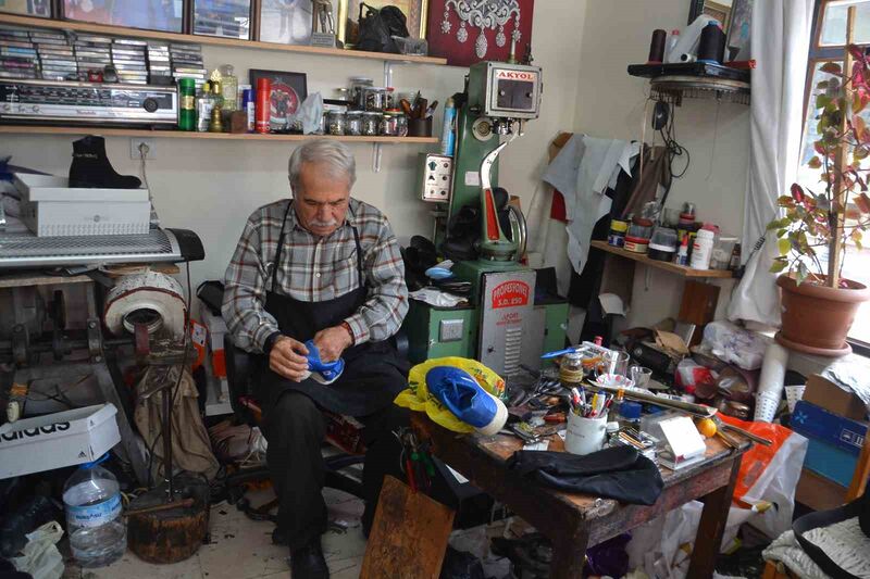 Balıkesir’de çocuk yaşlarından beri ayakkabı tamirciliği yapan 75 yaşındaki Ramazan
