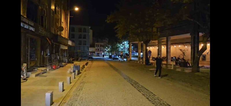 Balıkesir’in Sındırgı ilçesinde sabah saatlerinde peş peşe depremler meydana geldi.