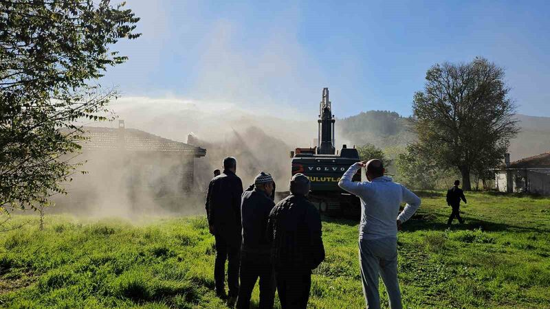 Balıkesir’in Sındırgı ilçesinde depremlerde ağır hasar gören binaların yıkım çalışmaları