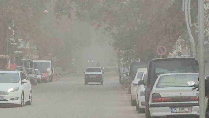 Balıkesir’in Sındırgı ilçesinde sabah saatlerinde etkili olan yoğun sis, ilçe