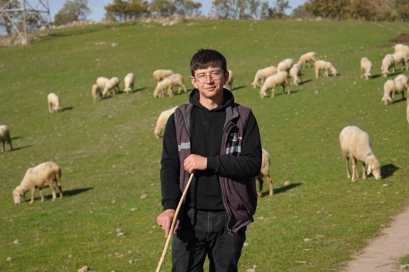 22 yaşındaki Furkan Aşık, mimarlık bölümünü okuduktan sonra hayvancılık yapmak