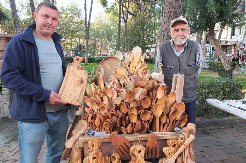 Burhaniye Pazarında zeytin ağaçlarından yapılan mutfak gereçleri ilgi gördü. Eskiden