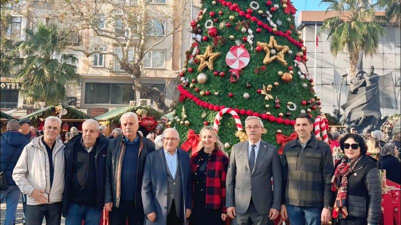 Balıkesir’in Erdek ilçesinde Cumhuriyet Meydanı’nda kurulan Yılbaşı Pazarı, renkli görüntüler