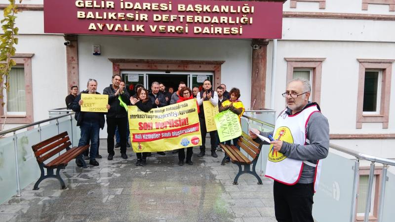 Büro Emekçileri Sendikası Balıkesir Şubesi üyeleri, Ayvalık ilçesinde Vergi Dairesi