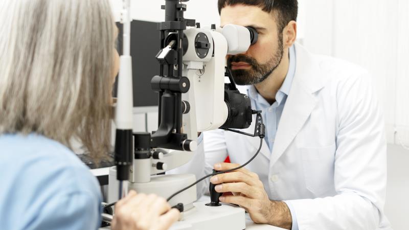 Nev Sağlık Grubu Göz Hastalıkları Bölümü’nden Op. Dr. Ahmet Eroğlu,