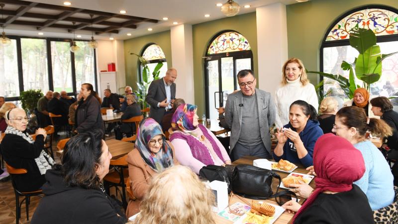 Altıeylül Belediye Başkanı Hakan Şehirli, 75. Yıl Parkı içerisinde yer