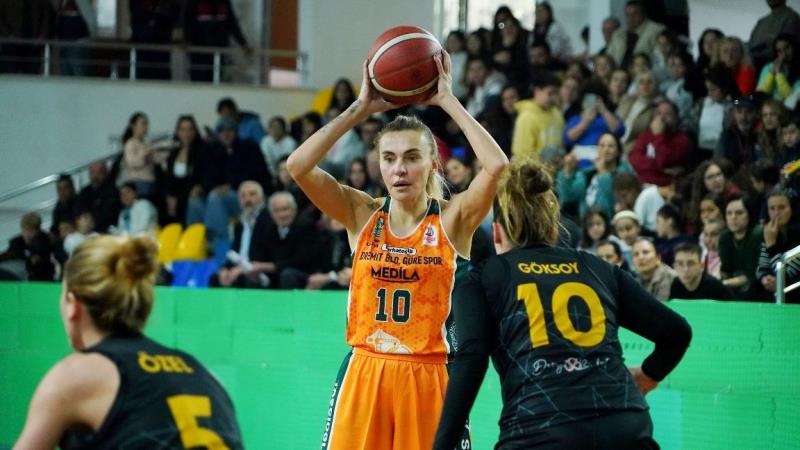 Kadınlar Bölgesel Basketbol Ligi A Grubu’nda mücadele eden Ferhatoğlu Edremit